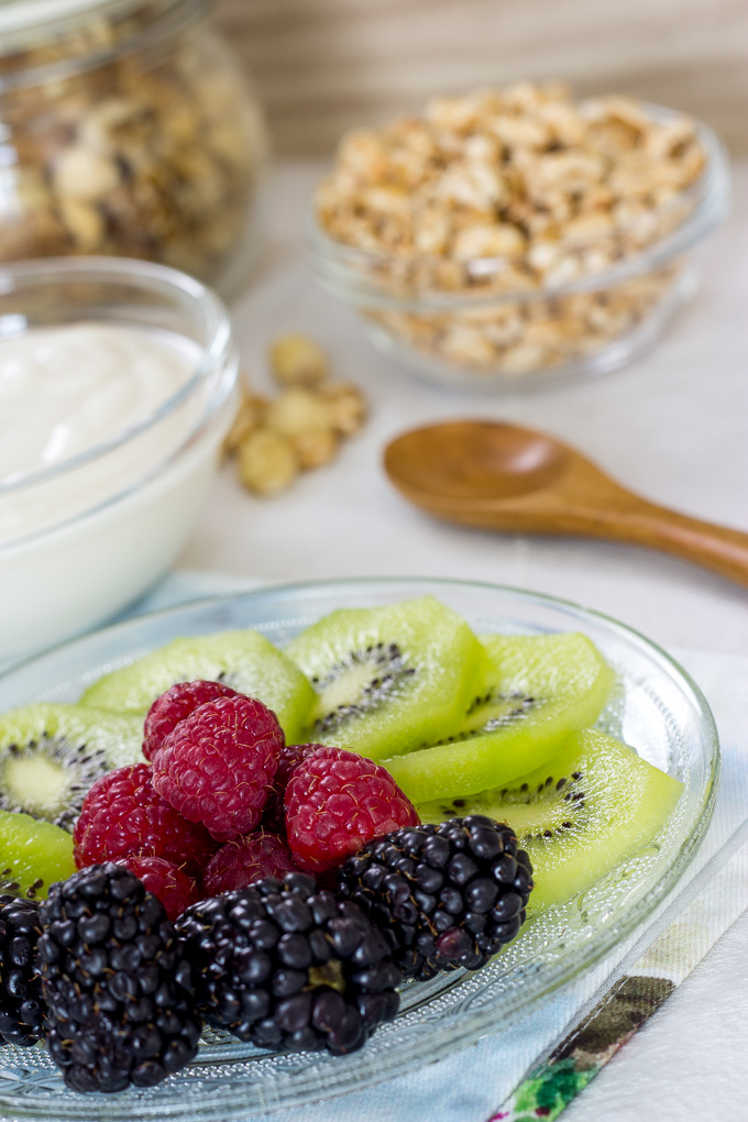 Desayuno vegano equilibrado con yogur, kamut y fruta