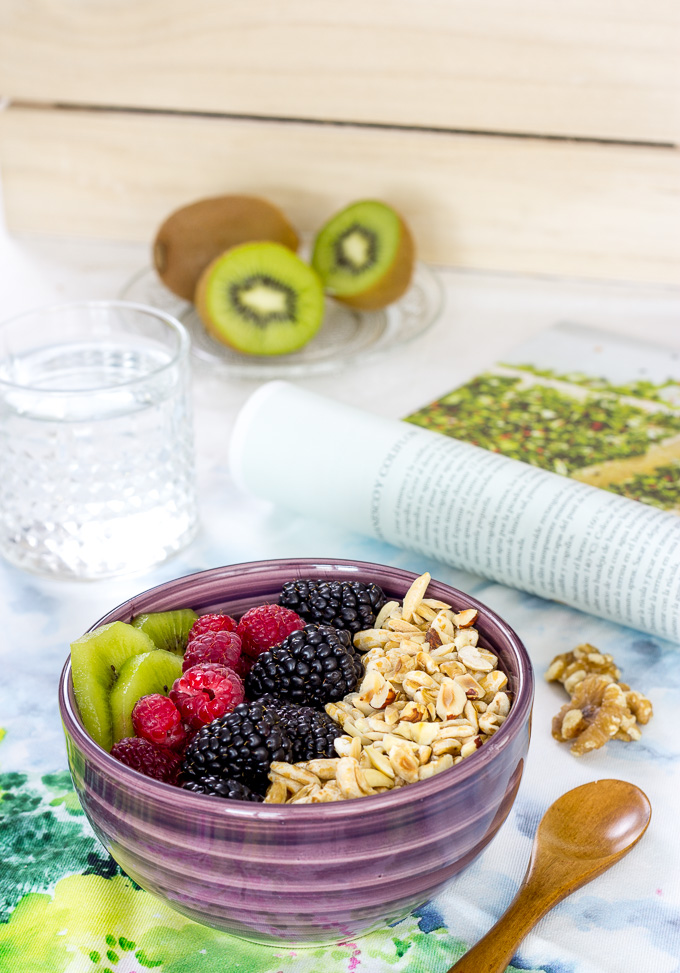 Desayuno vegano equilibrado con yogur, kamut y fruta